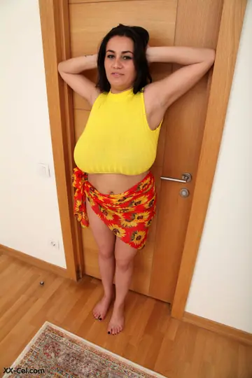 Helen Star – Tall Curvy MILF Bares Her Big Natural Tits and Spreads Her Pussy