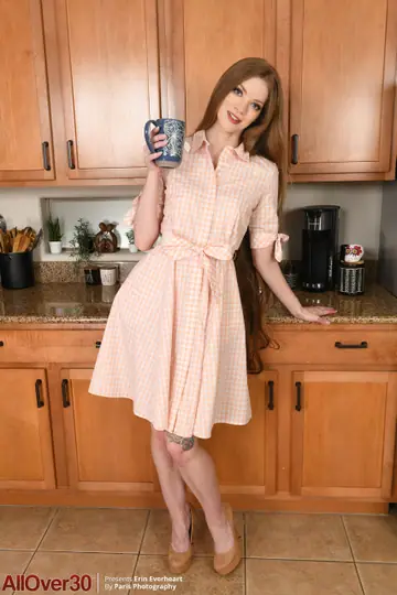 Erin Everheart – Tall Busty MILF Spreads Her Legs on the Kitchen Counter