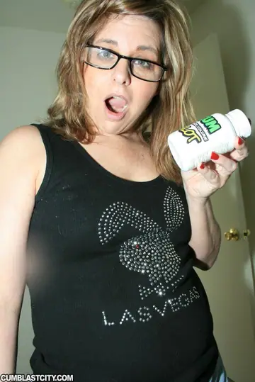 Frankie Rae – Mature Curvy Brunette in Glasses Gives a Blowjob and Takes a Facial
