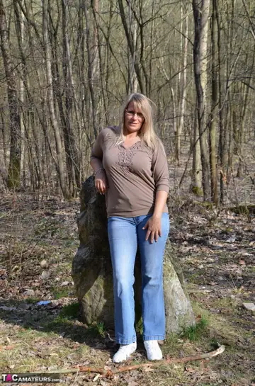 Sweet Susi – Thick Blonde MILF in Jeans Shows Her Ass Outdoors