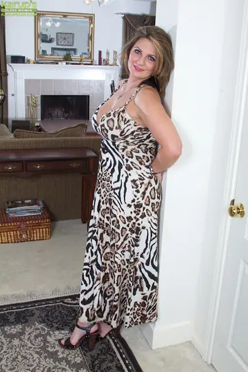 Cherrie Dixon – Chubby Brunette MILF Undresses and Spreads Her Shaved Pussy