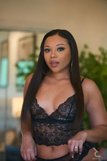 Adriana Maya – Ebony BBW in Lingerie and Heels Oils Her Big Ass