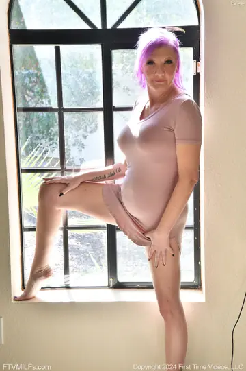 Short-Haired Amateur MILF Fingers and Spreads Her Pussy