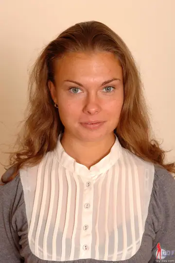 Johane Johansson – Redhead Displays Her Trimmed Pussy and Shows Her Feet
