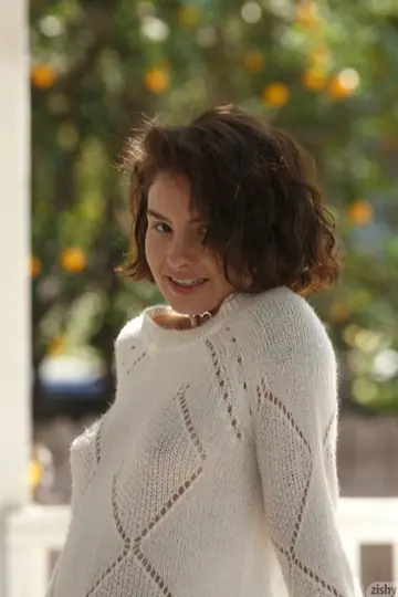 Gigi Matthews – Petite Brunette Shows Her Ass Crack in Yoga Pants Outdoors