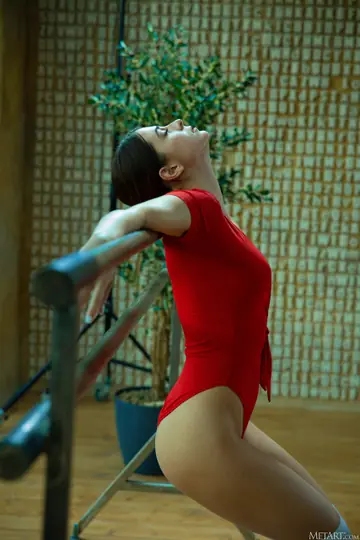 Alice Kelly – Busty Russian Ballerina Strips Out of Her Stockings in the Studio
