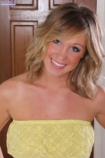 Ashley Jones – Blonde MILF with Big Tits Spreads Her Shaved Pussy Wide Open