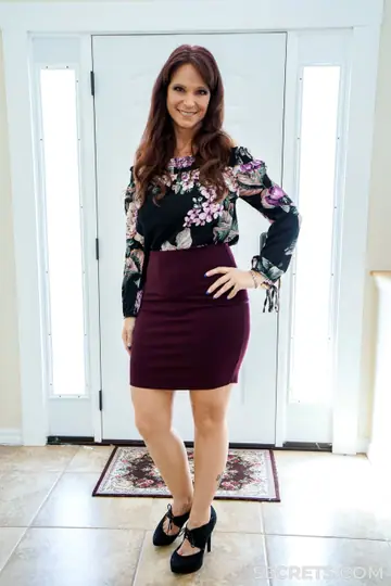 Syren De Mer – Mature PAWG in a Skirt Gets Fucked Missionary