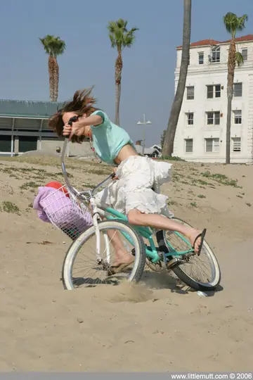 Katie Reynolds – Slim Brunette in Glasses Gives a Blowjob and Titjob at the Beach