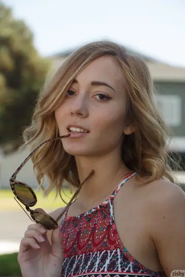Dallas Mills – Slim Babe Flashes Panties Outdoors
