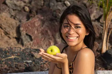 Karin Torres – Petite Latina Spreads Shaved Pussy Outdoors in a Bikini
