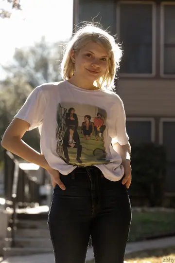Phaedra James – Slim Blonde Strips Off Her Jeans and Panties Outdoors