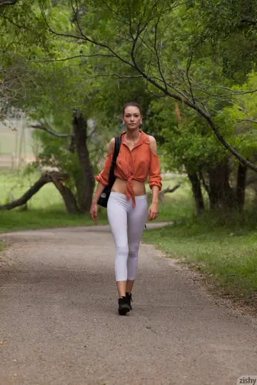 Kelly Lamprin – Amateur Brunette Flaunts Her Figure Outdoors