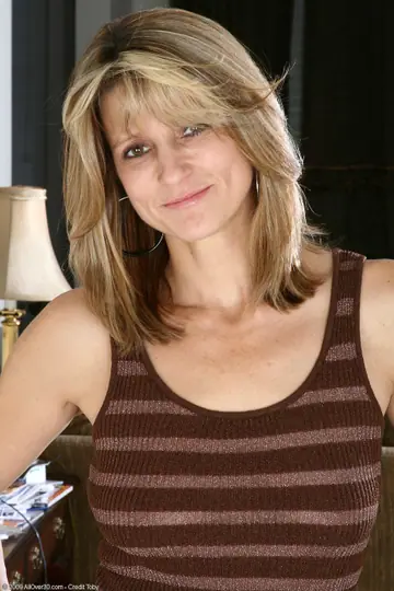 MILF with Natural Tits Poses Nude and Shows Her Body