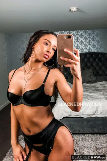 Teanna Trump – Ebony Brunette in Lingerie Takes BBC Anal in the Mirror Selfie