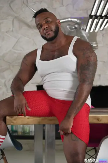 Thick Athletic Woman Gets Eaten Out and Takes Interracial Anal