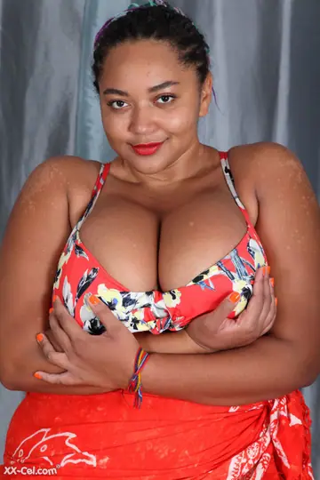 Thick Ebony MILF Strips to Show Her Big Tits and Heavy Ass