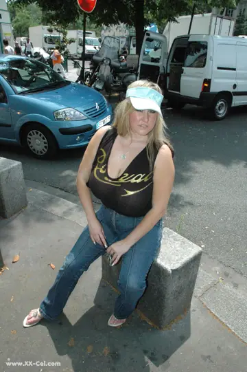 Leah Jayne – Blonde BBW in Jeans and Glasses Flashes Her Big Natural Tits Outdoors