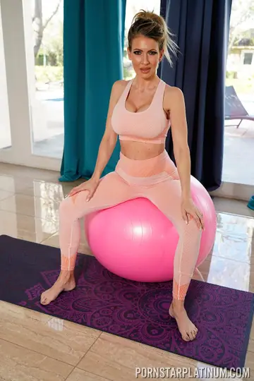 Gigi Dior – Busty Blonde MILF Poses in Yoga Pants at the Gym