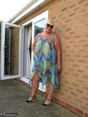 Curvy Mature Woman in a Bikini Sucks Dick Outdoors