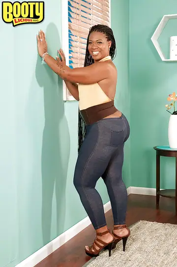 Neecie Hardy – Ebony PAWG in Heels Shows Off Her Big Ass