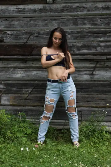 Thick Babe with Natural Tits Strips Outdoors and Spreads