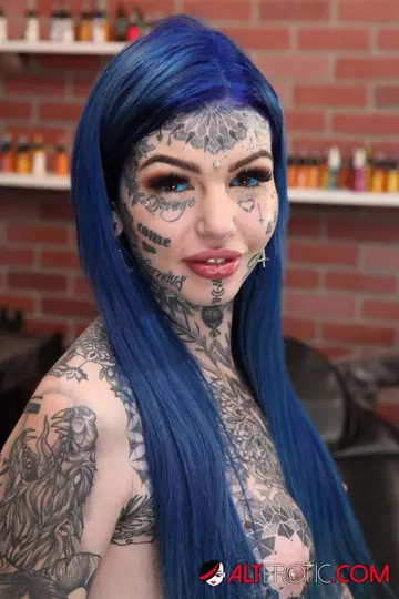 Amber Luke – Heavily Tattooed Blonde Spreads Her Shaved Pussy