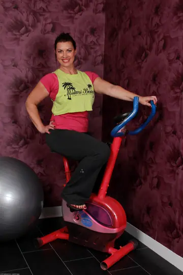 Tall Chubby MILF Reveals Her Hairy Bush in the Gym