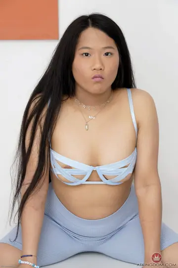 Alona Bloom – Thai BBW Strips Naked and Poses to Show Her Shaved Pussy