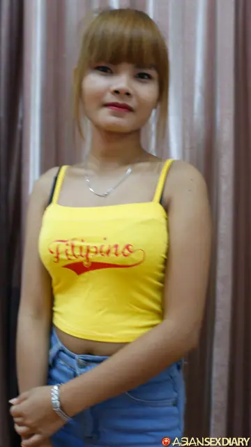 Petite Asian Woman Kisses Her Man and Gets Fucked