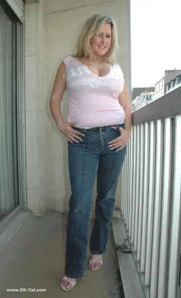 Leah Jayne – British MILF in Jeans Shows Off Her Monster Natural Tits