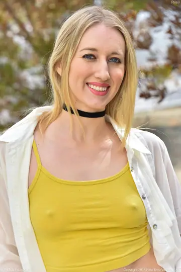 Riley Reyes – Skinny Blonde MILF Poses Outdoors in Jeans and Heels