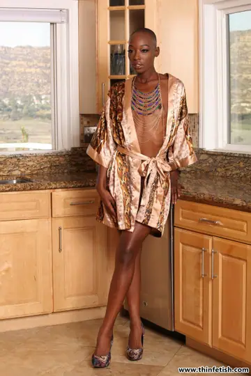 Taylor Starr – Tall Skinny Ebony Beauty Spreads Her Shaved Pussy
