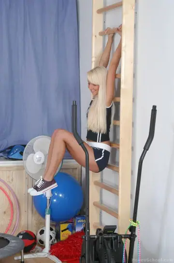 Veronica Simon – Slim Czech MILF Sucks and Fucks in the Gym for a Facial