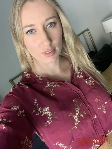 Riley Reyes – Blonde MILF Spreads Her Pussy in Lingerie Mirror Selfie