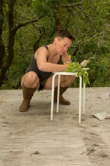 Jiz Lee – Short-Haired Athletic MILF Shows Her Hairy Pussy Outdoors