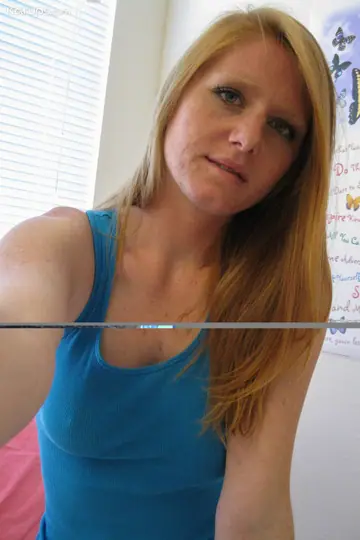 Pale Redhead Amateur Rides a Sybian and Spreads