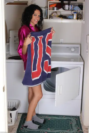 Naira Smith – Tall Brunette MILF Spreads Her Meaty Pussy in Socks