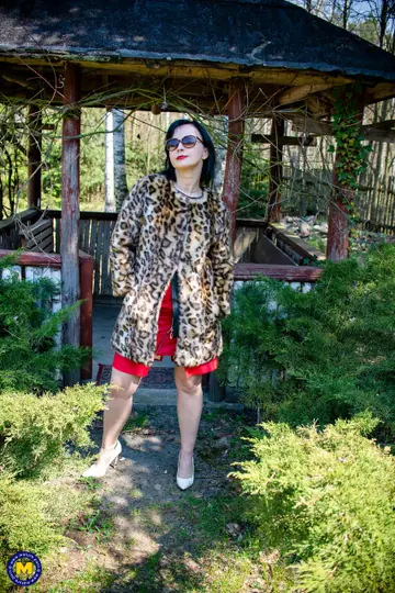 Wanilianna – Curvy European MILF in Glasses Spreads Her Pussy Outdoors