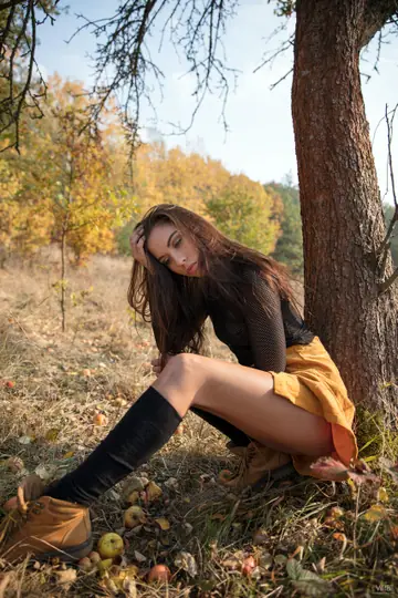Sabrisse – Skinny Brunette Spreads Her Trimmed Pussy Outdoors
