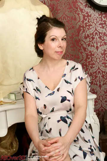Emily Winters – Petite British MILF Peels Off Her Pantyhose and Spreads Her Pussy