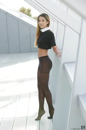 Roxy Lips – Slim Brunette in Ripped Pantyhose Takes Anal Outdoors