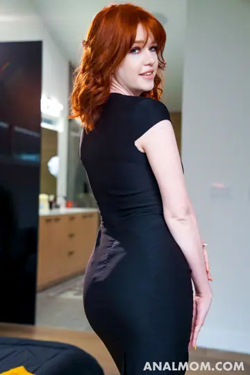 Ariel Darling – Tall Redhead MILF in a Dress and Stockings Takes Anal in Selfies