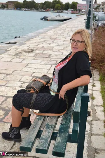 Nudechrissy – Curvy Blonde MILF Swims Nude at the Beach in Glasses