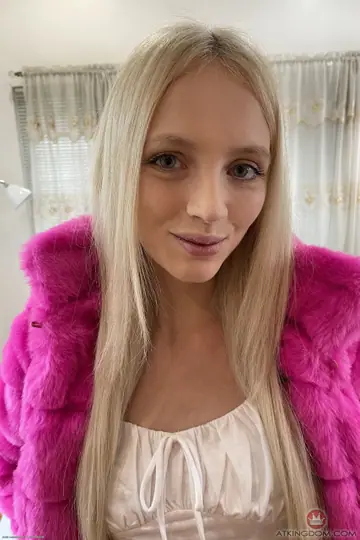 Kate Bloom – Petite Blonde Spreads Her Shaved Pussy and Shows Her Feet