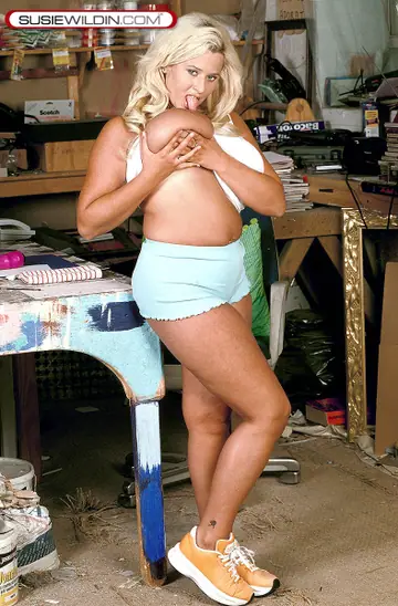 Susie Wilden – Chubby British MILF Shows Her Massive Tits and Masturbates with a Dildo
