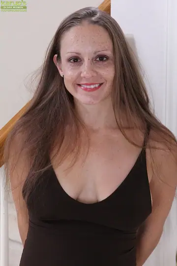 Alexis Smith – PAWG MILF Spreads Her Shaved Pussy