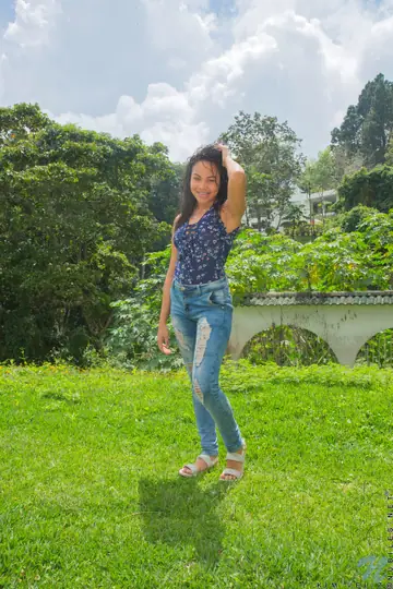 Kim Veliz – Petite Latina Strips Out of Her Jeans and Masturbates Outdoors