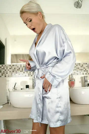 Kathy Anderson – Blonde MILF Strips Out of Her Lingerie and Spreads Her Pussy