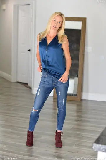 Sydney Hail – Thick Blonde MILF in Jeans and Heels Toys Her Shaved Pussy